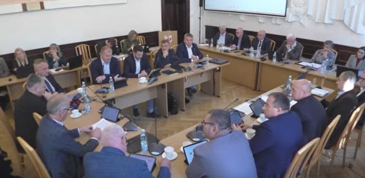 (fot. zrzut ekranu z sesji Rady Miejskiej w Miastku)