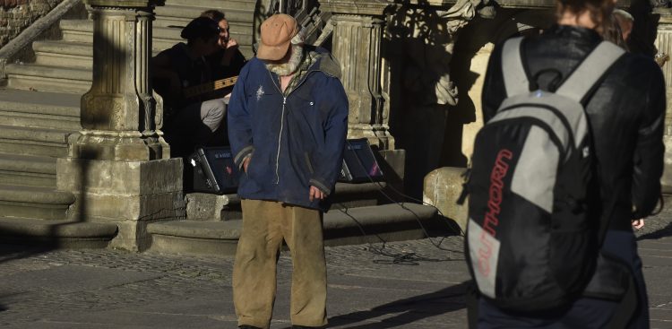 Miejski Ośrodek Pomocy Społecznej w Tczewie apeluje o zgłaszanie miejsc, gdzie mogą przebywać osoby bezdomne (fot. KFP/Maciej Kosycarz)