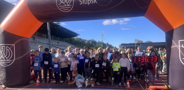 Na Stadionie 650-lecia w Słupsku odbył się bieg charytatywny na rzecz podopiecznych lokalnego schroniska dla zwierząt (fot. Radio Gdańsk/Joanna Merecka-Łotysz)
