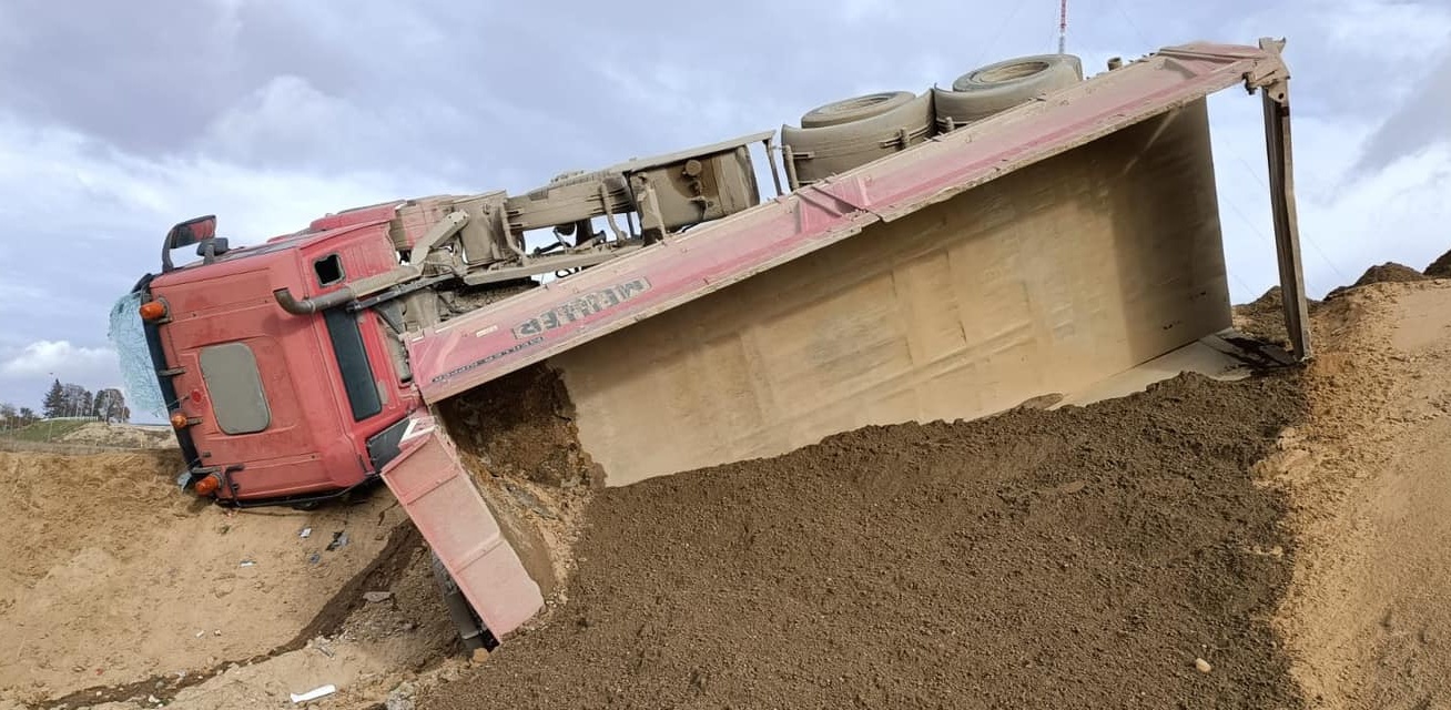 62-latek w trakcie wysypywania ładunku osunął się pojazdem ze skarpy, w wyniku czego prowadzony przez niego pojazd przewrócił się na bok (fot. Facebook/Komenda Powiatowa Policji w Kartuzach)