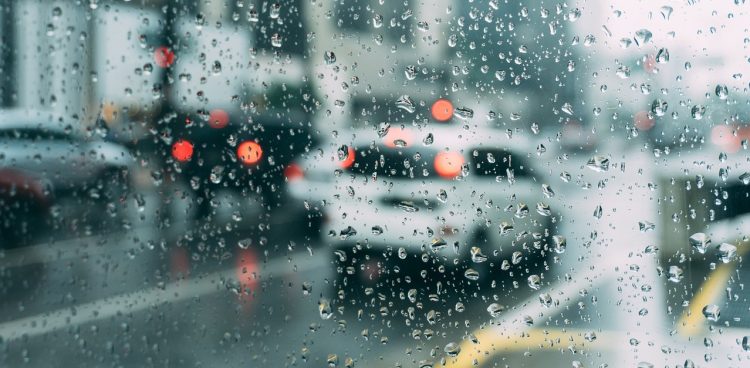 Jadąc w deszczu należy zachować szczególną ostrożność i dostosować prędkość do warunków (fot. Pixabay)