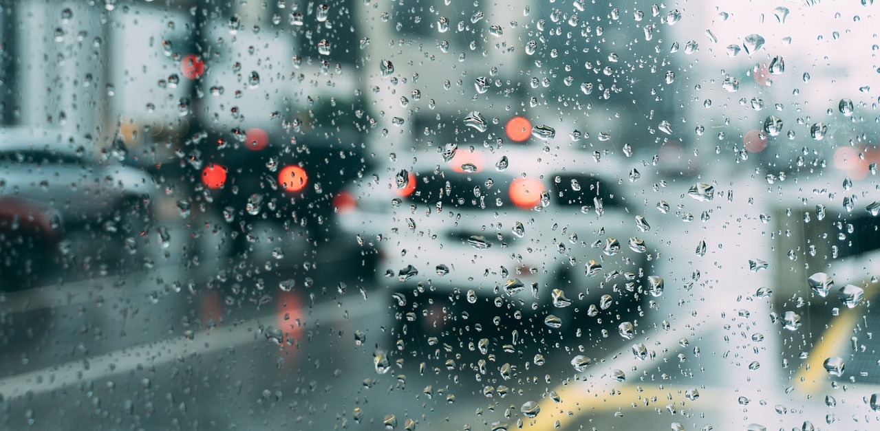 Jadąc w deszczu należy zachować szczególną ostrożność i dostosować prędkość do warunków (fot. Pixabay)