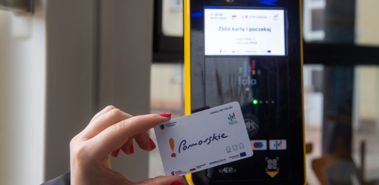 Każdy pasażer, który do końca tego roku kupi bilet okresowy poprzez Falę, dostanie zaproszenie do kina (fot. KFP/Paweł Marcinko)