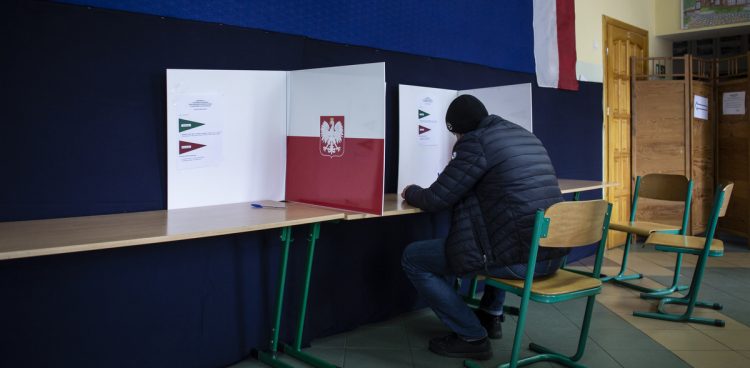 Jedna z Obwodowych Komisji Wyborczych w Gdańsku podczas wyborów do rad dzielnic w 2019 roku (fot. KFP/Krzysztof Mystkowski)