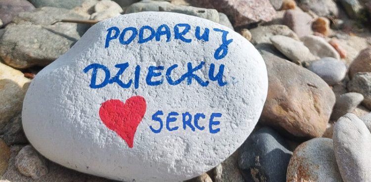 Kamyki z napisem „Podaruj dziecku serce - zostań rodziną zastępczą” oraz numerem telefonu pojawią się w różnych miejscach Sopotu. Można je napotkać min. w parku w bibliotece, w pobliżu placów zabaw, szkół, przedszkoli, na przystanku czy w różnych instytucjach. (fot. MOPS Sopot)