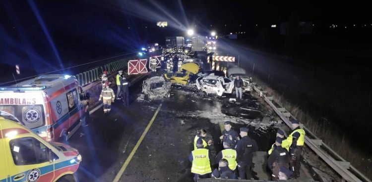 W staranowanych samochodach znajdowało się ponad 50 osób. 19 udzielono pomocy medycznej, 15 trafiło do szpitala. Pozostają w nich jeszcze cztery - najciężej ranne (fot. Komenda Powiatowa PSP w Pruszczu Gdańskim)