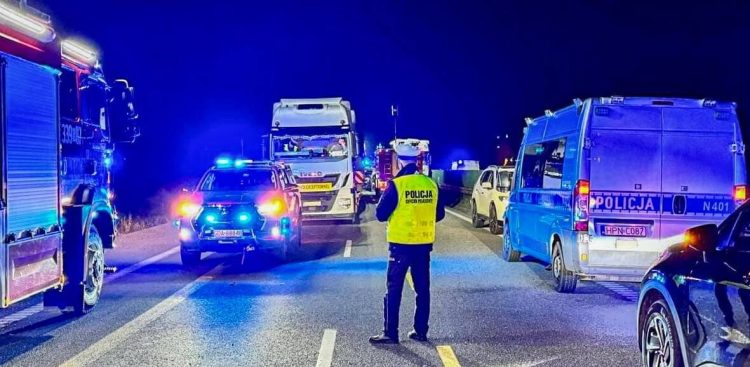 Miejsce zderzenia osiemnastu samochodów osobowych i trzech ciężarowych na S7 w kierunku Gdyni. Cztery osoby nie żyją, kilkanaście jest rannych (fot. PAP/KPP Pruszcz Gdański)