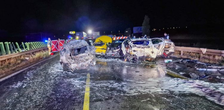 Miejsce zderzenia samochodów na S7 w kierunku Gdyni między wjazdem Lipce a Gdańsk (fot. PAP/KW PSP Gdańsk)