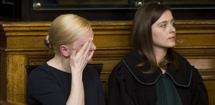 Marcinowi P. i jego żonie Katarzynie P. zarzuca się m.in. oszustwo na łączną kwotę ok. 850 mln zł, pranie brudnych pieniędzy i fałszowanie dokumentów. Na zdjęciu: Katarzyna P. z mecenas Anną Żurawską (fot. Agencja KFP/Krzysztof Mystkowski)