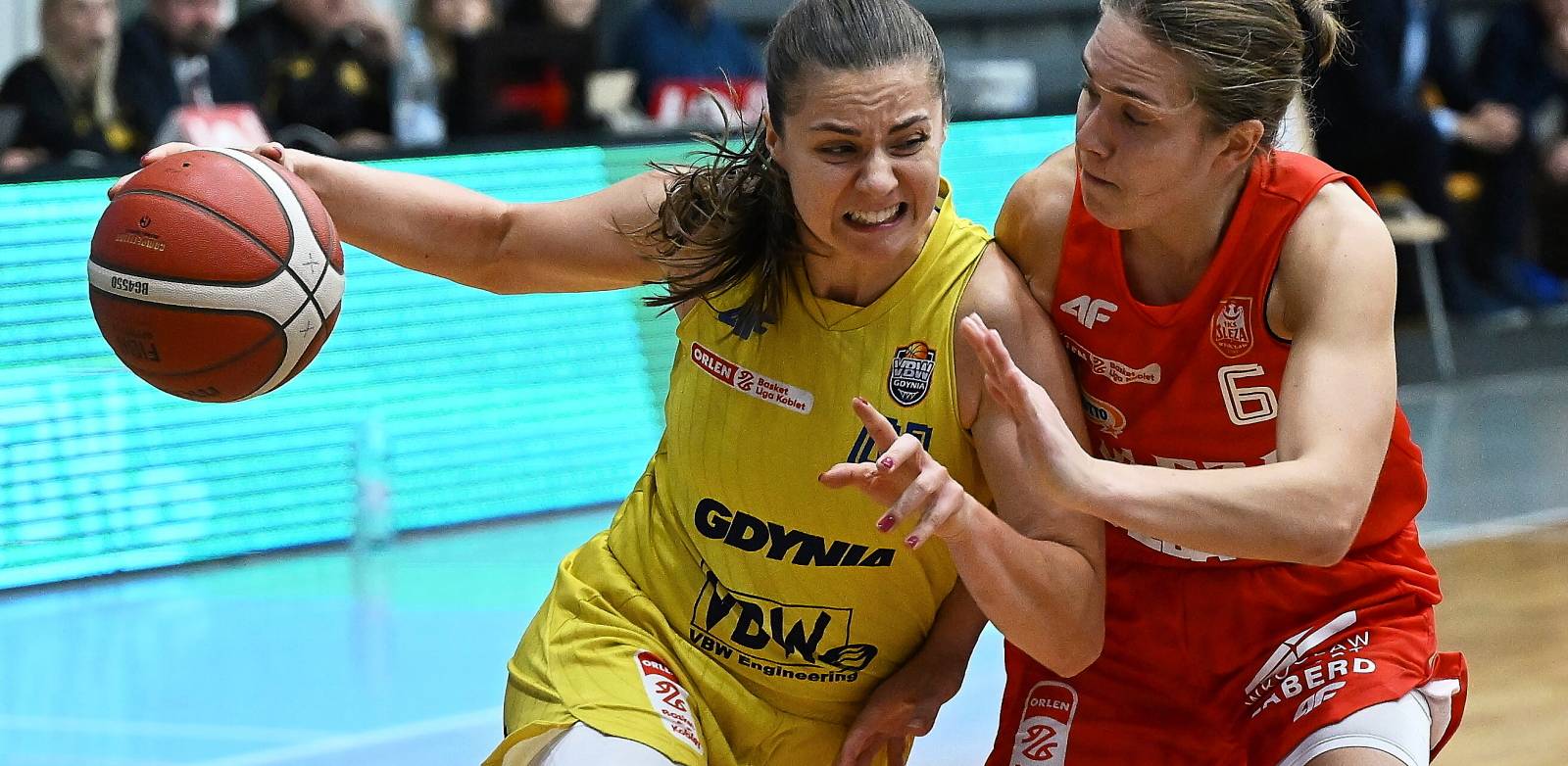 Gdynia, 19.10.2024. Zawodniczka VBW Arki Gdynia Barbora Wrzesinski (L) i Lovisa Hjern (P) z 1KS lêzy Wroc³aw podczas meczu 3. kolejki Ekstraklasy koszykarek, 19 bm. (js) PAP/Adam War¿awa