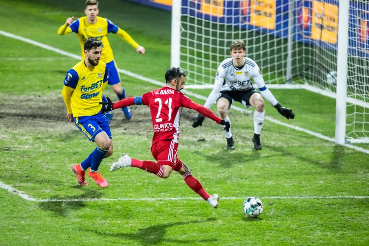 Gdynia. 1/2 Pucharu Polski w piłce nożnej. Arka Gdynia-Piast Gliwice.
. Nz. Haris Memiæ ( Arka ), Gerard Badia ( Piast ), Kacper Krzepisz ( Arka ).
07.04.2021
fot. Krzysztof Mystkowski / KFP