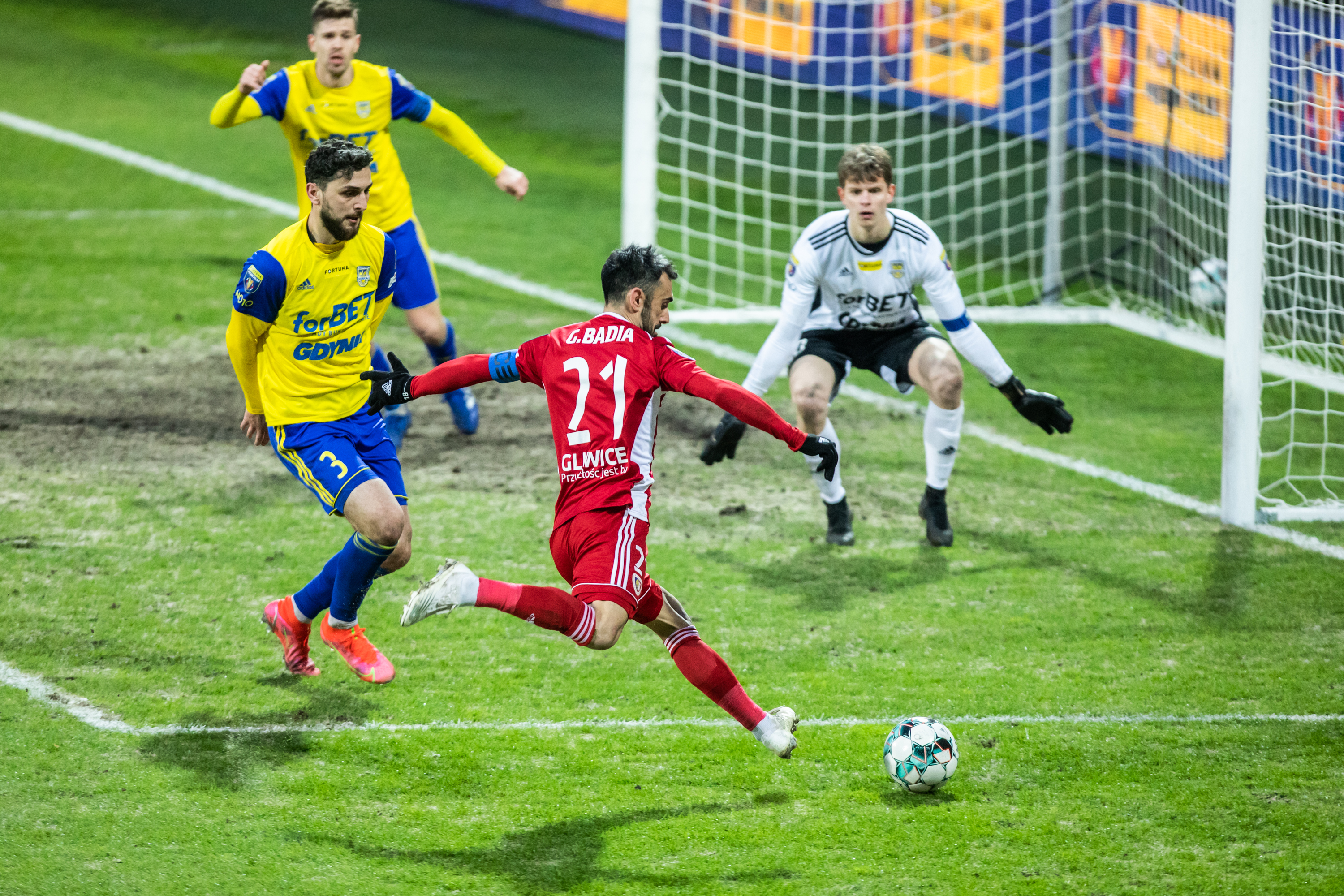 Gdynia. 1/2 Pucharu Polski w piłce nożnej. Arka Gdynia-Piast Gliwice.. Nz. Haris Memiæ ( Arka ), Gerard Badia ( Piast ), Kacper Krzepisz ( Arka ).07.04.2021fot. Krzysztof Mystkowski / KFP