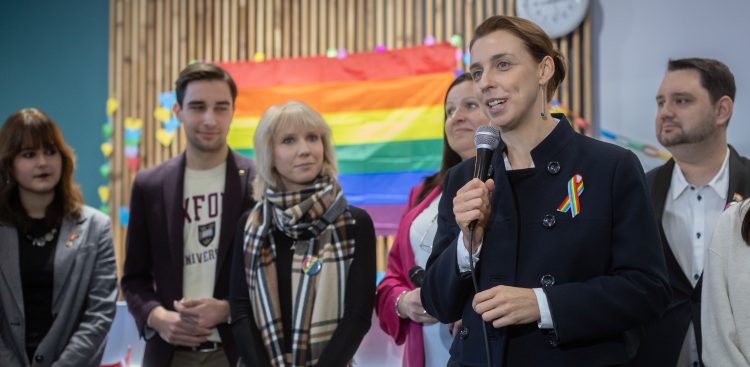 Zespół Szkół Gastronomiczno-Hotelarskich w Gdańsku. 8. edycja akcji edukacyjnej ,,Tęczowy piątek", której celem jest wsparcie młodzieży LGBTQIA+ w codziennym funkcjonowaniu. Nz. wiceprezydentka Gdańska Monika Chabior (fot. Krzysztof Mystkowski / KFP)