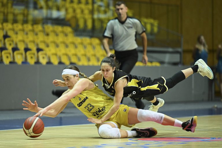 Gdynia, 24.10.2024. Zawodniczka VBW Gdynia Marissa Kastanek (L) i Ofir Lavy (P) z Elitzur Ramla podczas rewan¿owego meczu grupy H Pucharu Europy koszykarek, 24 bm. (js) PAP/Adam War¿awa