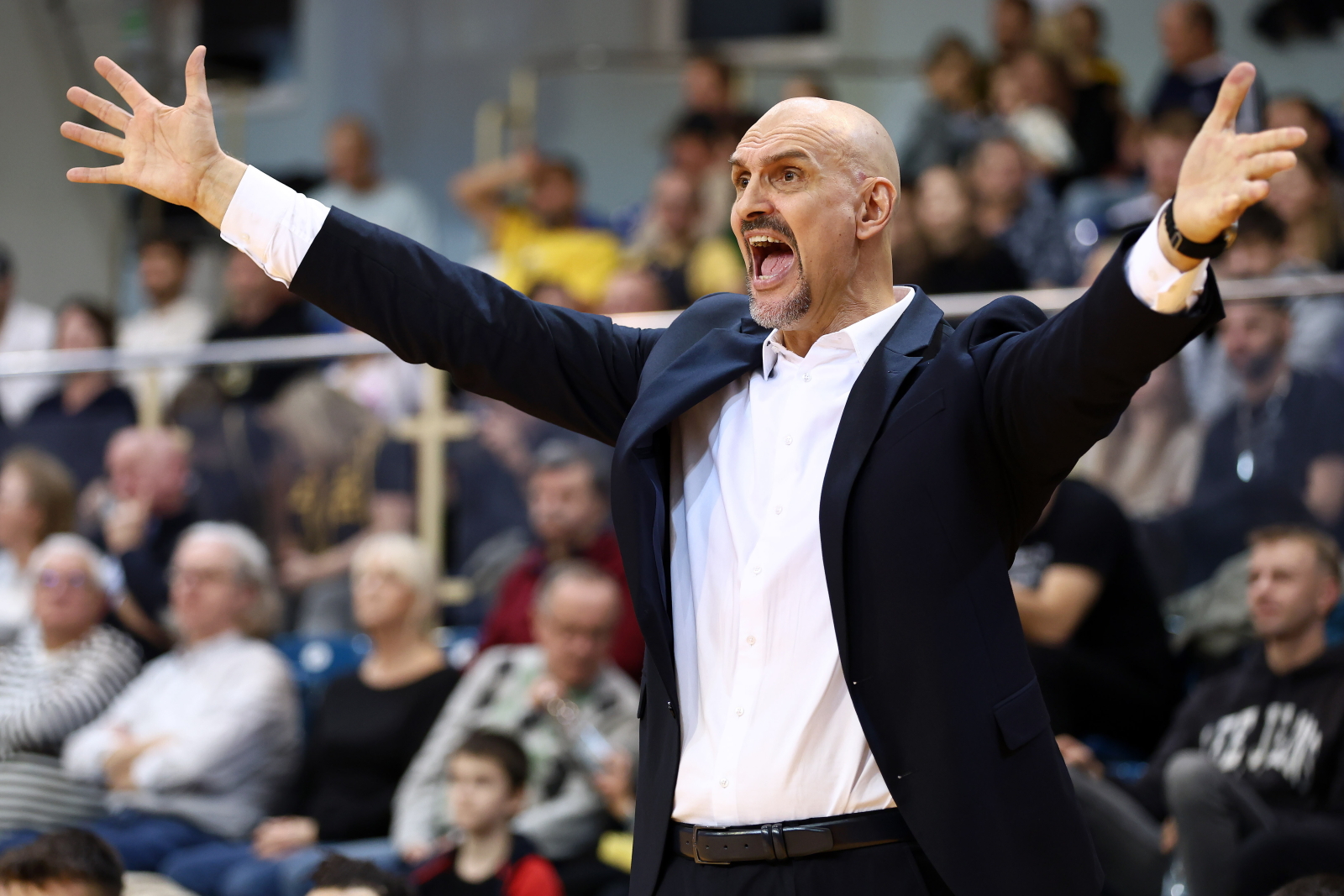 Trener Trefla Sopot Zan Tabak podczas meczu Ekstraklasy koszykarzy z Tasomix Rosiek Stal Ostrów Wlkp. (fot. PAP/Piotr Matusewicz)