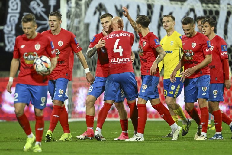 Zawodnicy Piasta cieszą się z bramki Macieja Rosołka strzelonej w meczu 1/16 finału Pucharu Polski z Arką (fot. PAP/Adam Warżawa)