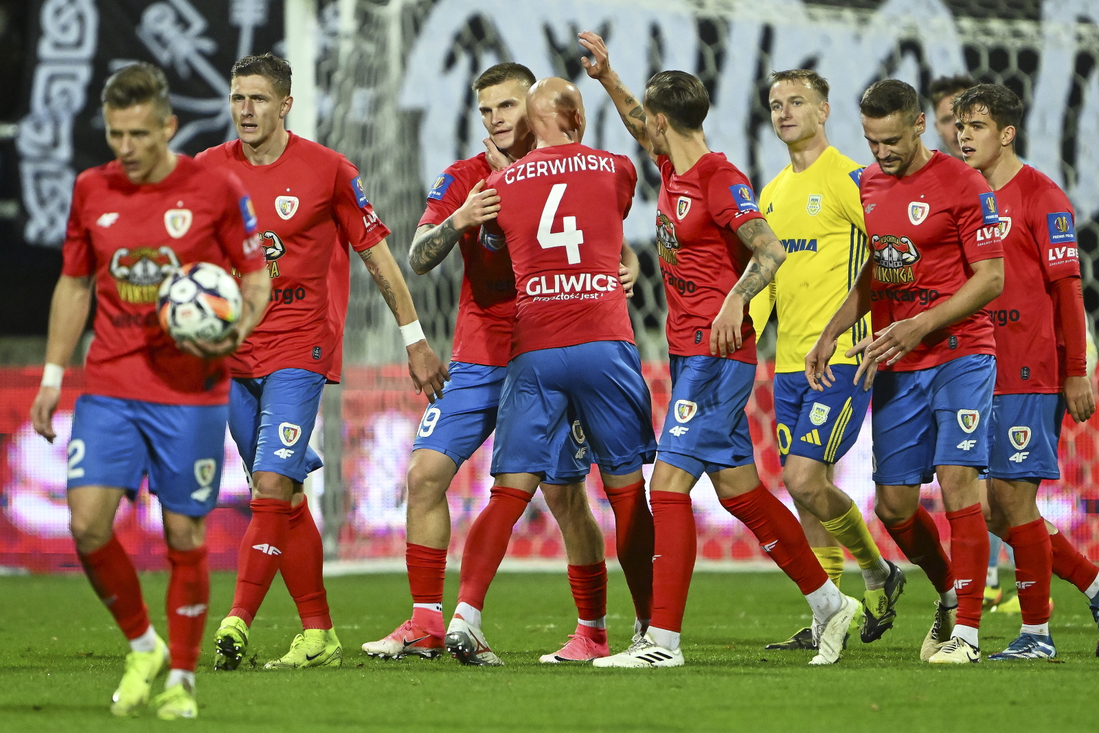 Zawodnicy Piasta cieszą się z bramki Macieja Rosołka strzelonej w meczu 1/16 finału Pucharu Polski z Arką (fot. PAP/Adam Warżawa)