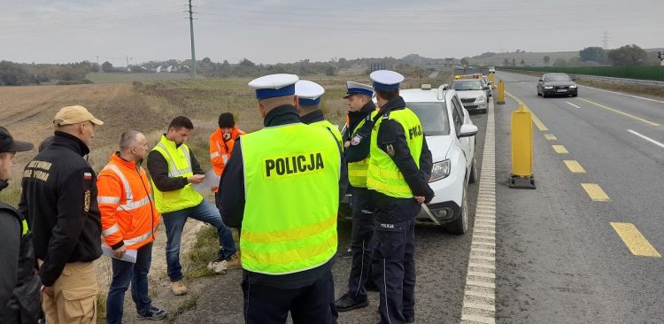We wtorek służby odpowiedzialne za bezpieczeństwo w ruchu drogowym poddały ocenie infrastrukturę oraz oznakowanie drogi (fot. KPP w Pruszczu Gdańskim)