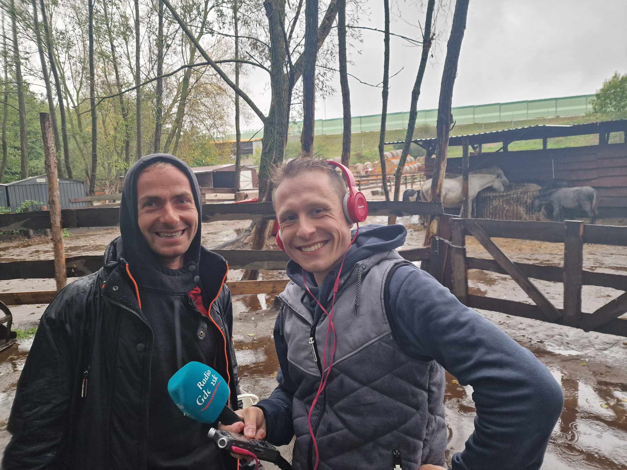 Tomasz Lisewski, właściciel minizoo w Żukczynie, i Mateusz Czerwiński (Fot. Radio Gdańsk/Mateusz Czerwiński)