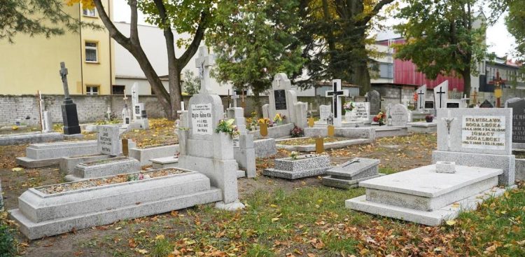 Na cmentarzu w Człuchowie odnowiono 155 miejsc pochówku (fot. czluchow.eu)