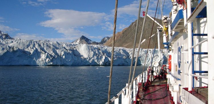 Spitsbergen. Archipelag nalezacy do Norwegi to jedno z niewielu miejsc na Ziemi nietkniete ludzka reką. Nz. Widok na lodowiec z pokładu statku badawczego "Oceania" (fot. Mateusz Wróblewski / KFP)