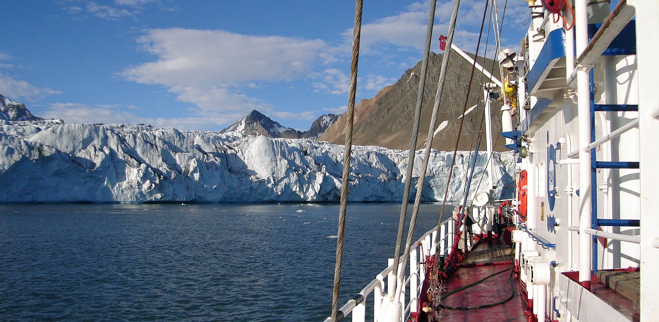 Spitsbergen. Archipelag nalezacy do Norwegi to jedno z niewielu miejsc na Ziemi nietkniete ludzka reką. Nz. Widok na lodowiec z pokładu statku badawczego "Oceania" (fot. Mateusz Wróblewski / KFP)