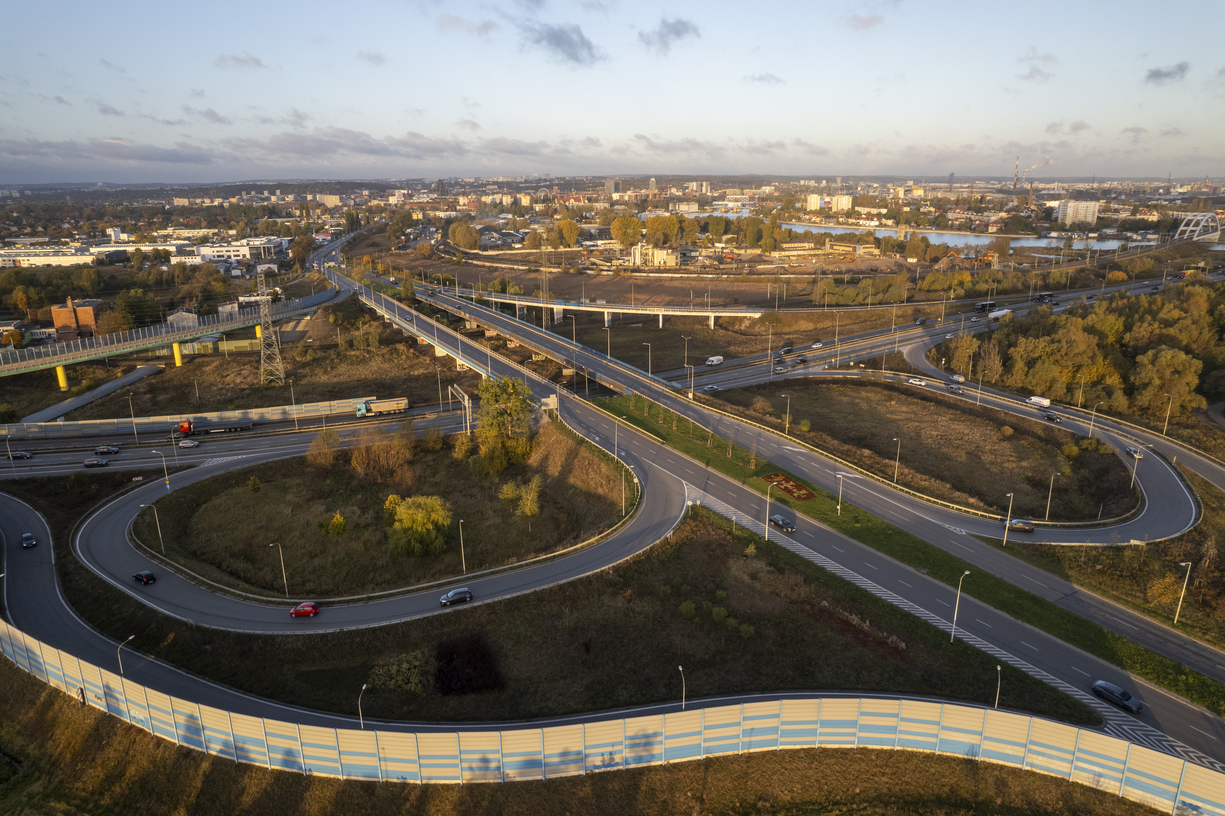 Estakada na ul. Elbląskiej nad torami kolejowymi i Trasą Sucharskiego (fot. Paweł Marcinko / KFP)