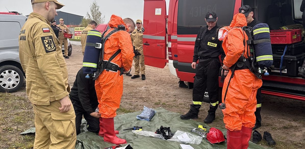 Nielegalne składowisko odpadów niezabezpieczonych znajdowało się na posesji firmy w Kokoszkach (fot. pomorska.policja.gov.pl)