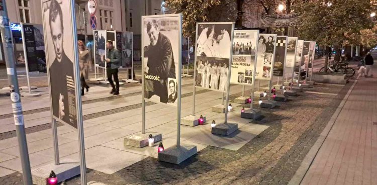 Działacze Solidarności zapalili znicze przy wystawie poświęconej ks. Jerzemu Popiełuszce (fot. Solidarność Słupsk)