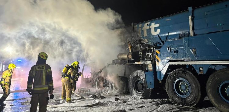 Pożar dźwigu na autostradzie A1 (fot. OSP Swarożyn)