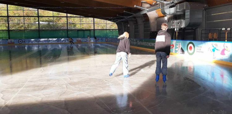 Lodowisko w Redzikowie zostało już otwarte (fot. Radio Gdańsk/Przemysław Woś)