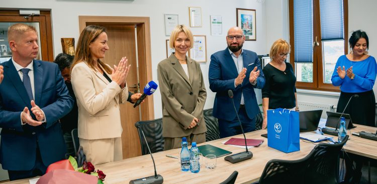 Anna Gliniecka-Woś oficjalnie wójtem Kobylnicy. Na dzisiejszej sesji rady gminy nowy włodarz tego podsłupskiego samorządu złożyła ślubowanie i odebrała zaświadczenie o wyborze na wójta z gminnej komisji wyborczej. (fot. Wojciech Nowak/Urząd Gminy Kobylnica)