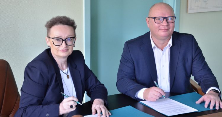 Joanna Matuszewska, dyrektor programowa Radia Gdańsk, oraz prof. Krzysztof Wilde, rektor Politechniki Gdańskiej, podpisują umowę o współpracy naszej rozgłośni z uczelnią (fot. Radio Gdańsk/Adrian Kasprzycki)