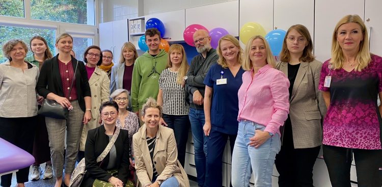 Uczniowie V Liceum Ogólnokształcącego w Gdańsku oraz pracownicy trójmiejskich firm przekazali w tym roku 20 tysięcy złotych na rzecz Oddziału Niemowlęcego Szpitala Dziecięcego Polanki (fot. Radio Gdańsk/Martyna Krawcewicz)