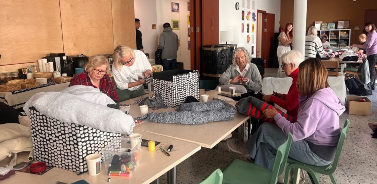 W sześciu miastach na Pomorzu chętni szyli miękkie miejsca do spania dla psów i kotów (fot. Radio Gdańsk/Magda Manasterska)