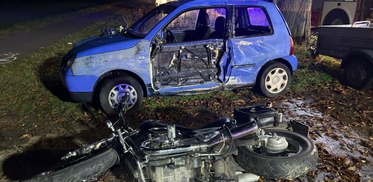 W Gniazdowie motocykl, którym podróżowały dwie osoby, zderzył się z samochodem osobowym (fot. KP PSP w Nowym Dworze Gdańskim)