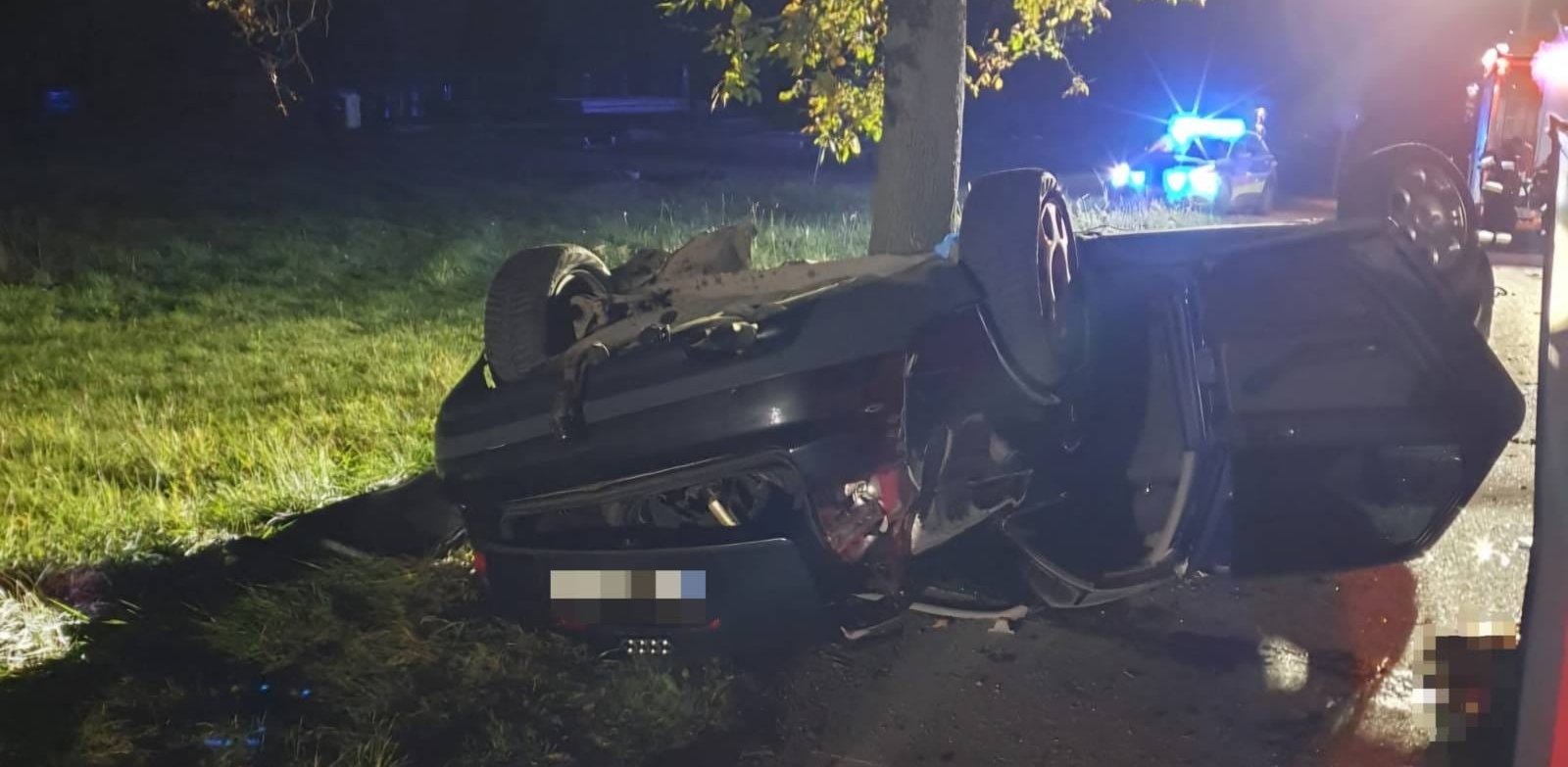 Kierowca stracił w Zelgoszczy panowanie nad pojazdem i dachował (fot. KPP Starogard Gdański)