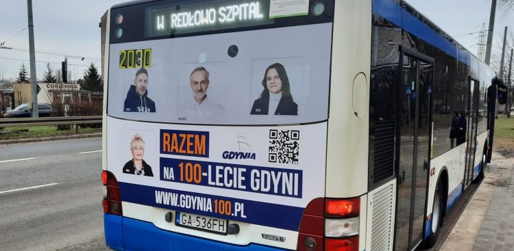 Wizerunek Wojciecha Szczurka pojawił się w trakcie kampanii wyborczej na reklamach zapowiadających 100-lecie Gdyni (fot. Radio Gdańsk/Marcin Lange)