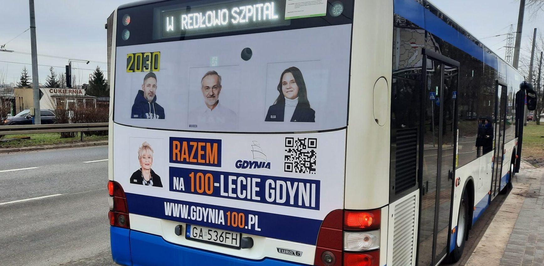 Wizerunek Wojciecha Szczurka pojawił się w trakcie kampanii wyborczej na reklamach zapowiadających 100-lecie Gdyni (fot. Radio Gdańsk/Marcin Lange)