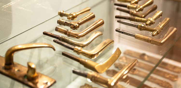 Wystawa ozdobnych klamek, zamków i kolumienek z dawnych gdańskich kamienic (fot. mat. pras. Muzeum Gdanska/P. Wilczyńska)