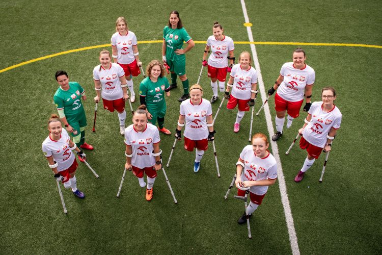 nz. Reprezentacja Polski kobiet w ampfutbolu. Pierwsza z lewej w górnym rzędzie - Weronika Nowotny 
(fot. Paula Duda/Amp Futbol Polska/Facebook)