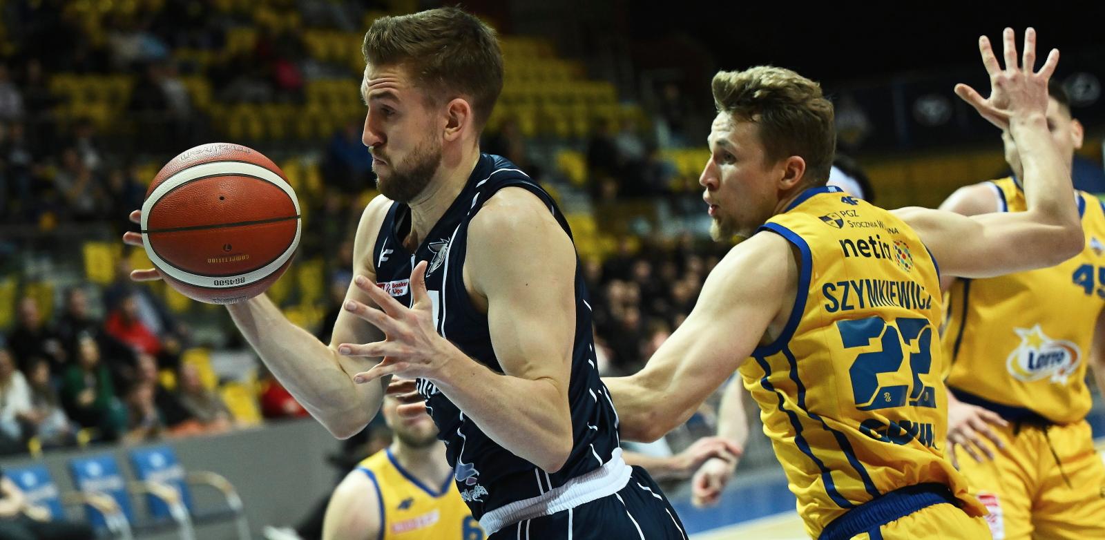 Gdynia, 15.11.2024 r. Koszykarz AMW Arki Gdynia Daniel Szymkiewicz (P) i Mateusz Szlachetka (L) z Dzików Warszawa podczas meczu Ekstraklasy (PAP/Adam Warżawa)