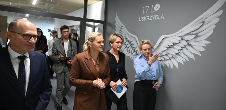 Gdynia, 15.11.2024. Minister edukacji Barbara Nowacka (C) podczas inauguracji projektu AI Lab w Zespole Szkół Ogólnokształcących nr 8 w Gdyni, 15 bm. Obok dyrektor ZSO nr 8 Witold Chudyszewicz (L). (Fot. PAP/Adam Warżawa)