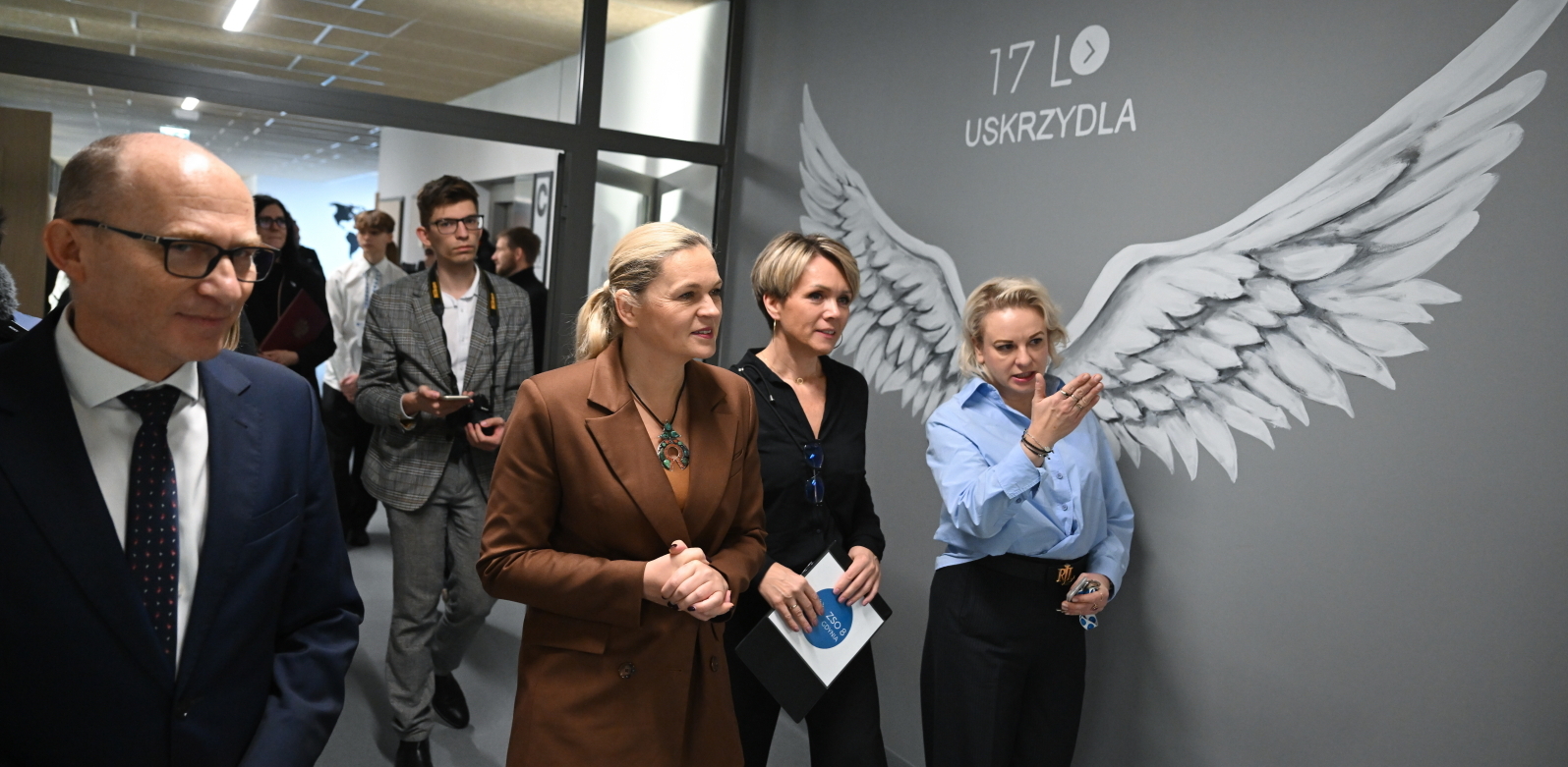 Gdynia, 15.11.2024. Minister edukacji Barbara Nowacka (C) podczas inauguracji projektu AI Lab w Zespole Szkół Ogólnokształcących nr 8 w Gdyni, 15 bm. Obok dyrektor ZSO nr 8 Witold Chudyszewicz (L). (Fot. PAP/Adam Warżawa)