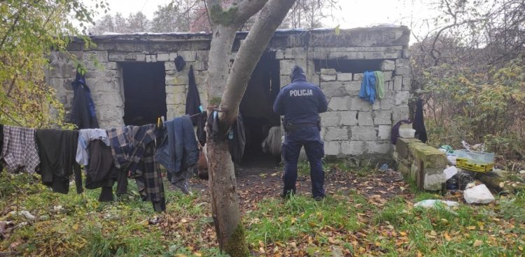 Patrole policji i straży miejskiej rozpoczęły zwiększone kontrole miejsc, w których gromadzą się osoby bez stałego miejsca zamieszkania (Fot. KPP Bytów)