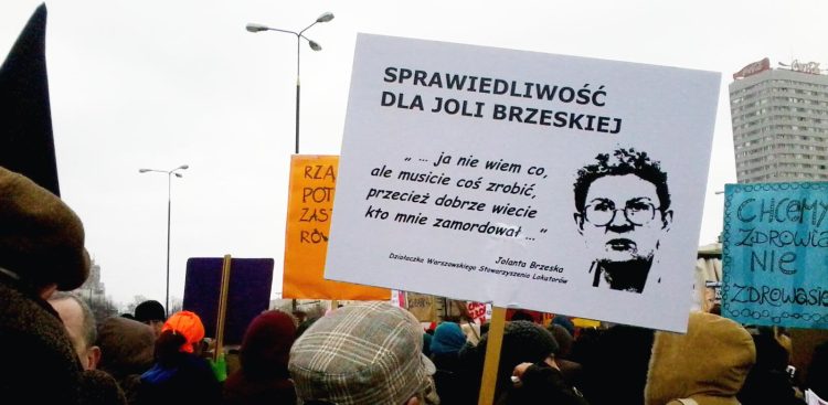 Transparent domagający się wyjaśnienia zabójstwa Jolanty Brzeskiej, warszawska Manifa 2013 (fot. Meo Hav/wikimedia commons)