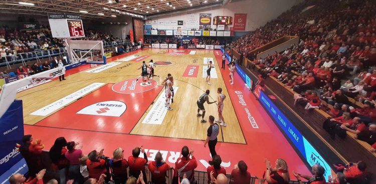 Koszykówka. Czarni Słupsk wygrywają we własnej hali z Legią Warszawa (fot. Radio Gdańsk/Przemysław Woś)