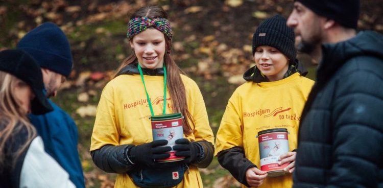Kwestujących w żółtych koszulkach będzie można spotkać na gdańskich nekropoliach w sobotę i niedzielę 2 oraz 3 listopada (Fot. Fundacja Hospicyjna)