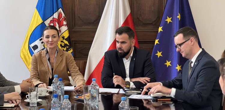 Między innymi o rządowym wsparciu dla likwidacji składowiska odpadów samorządowcy z powiatu lęborskiego rozmawiali dziś z Beatą Rutkiewicz, wojewodą pomorską podczas konwentu w Lęborku. (fot. Radio Gdańsk)