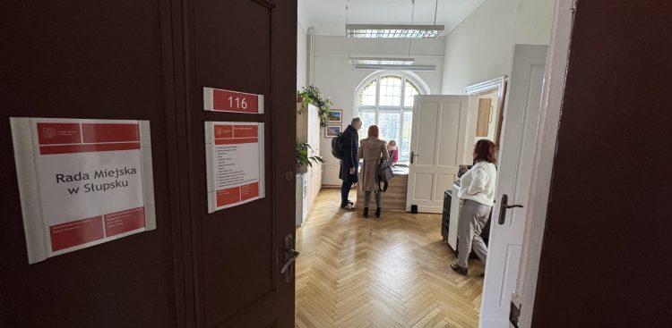 Radny Adam Sędziński składa rezygnację z członkostwa w Komisji Rewizyjnej Rady Miasta w Słupsku. (fot. Radio Gdańsk/Alek Radomski)